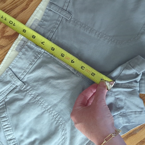 Old Navy Low Rise Gray Khaki Shorts Women's Size 6 - Picture 6 of 7